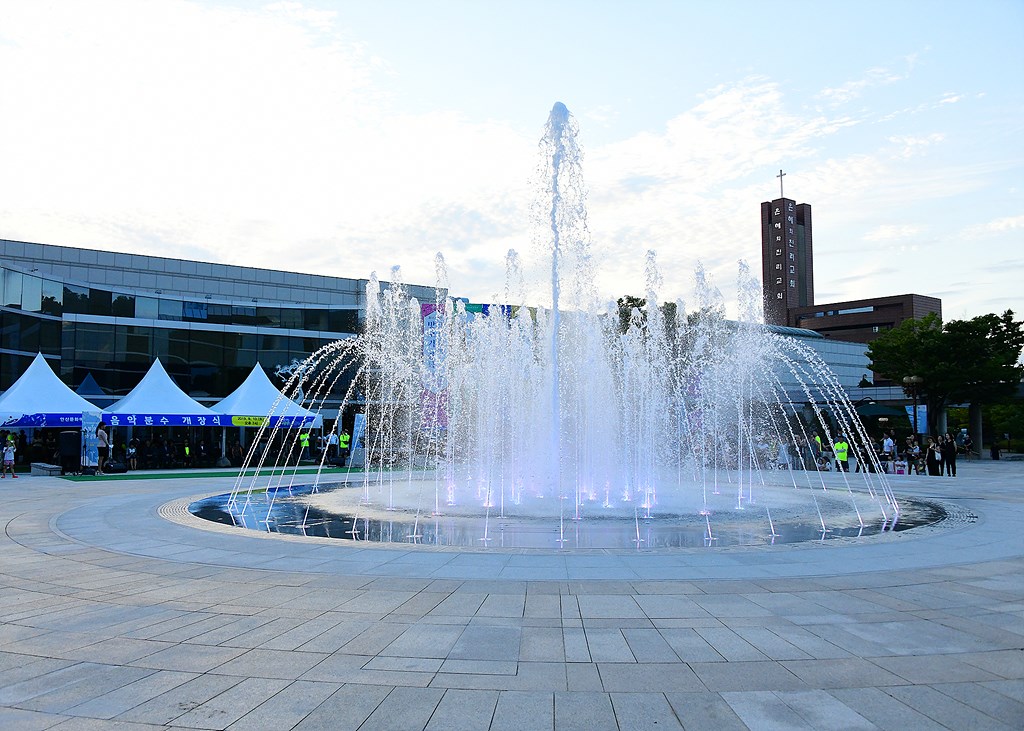 발걸음 멈추고 구경하세요…문화예술전당 음악분수 ‘큰 호응’