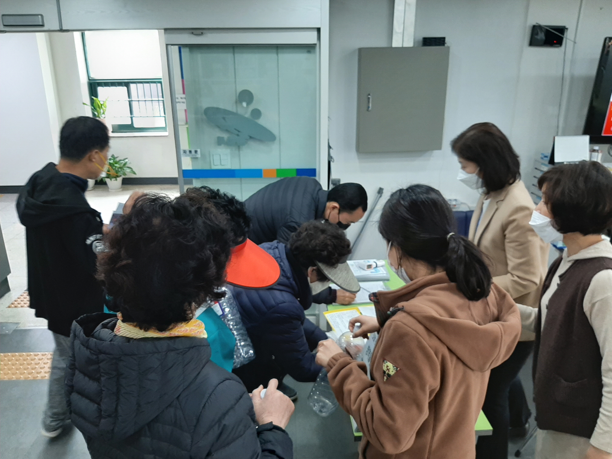 사이동 코로나19 소독약 무상 배급 문전성시