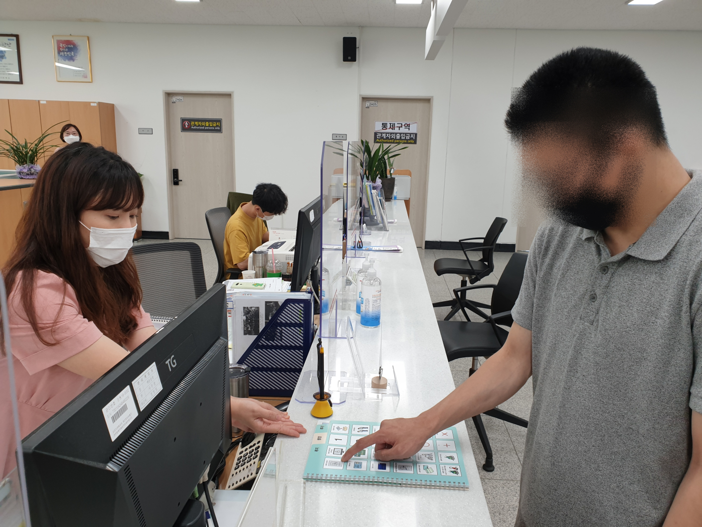 안산시, 의사소통 약자 위한 그림·글자판 민원부서에 보급