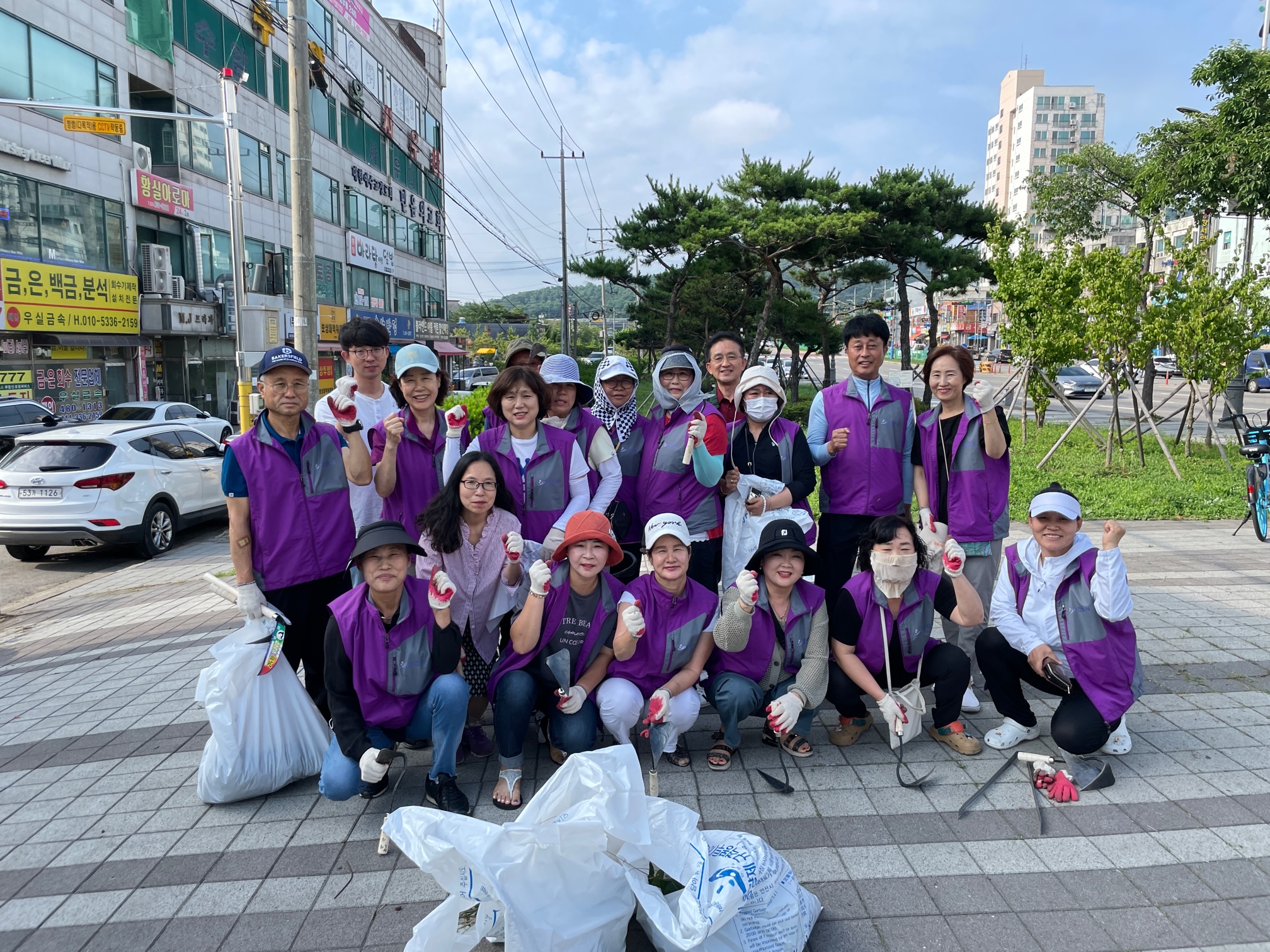 안산시 안산동 통장협의회, 잡초 제거로 깨끗한 거리 조성