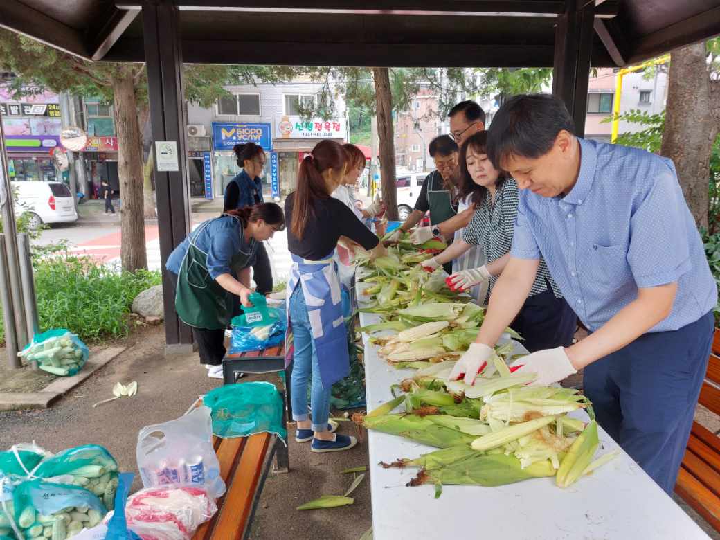 안산시 선부2동 주민자치회, 관내 경로당에 옥수수 전달