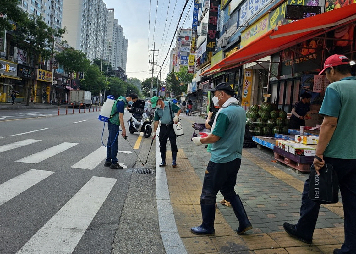 안산시 백운동 새마을회, 모기 퇴치 방역 작업