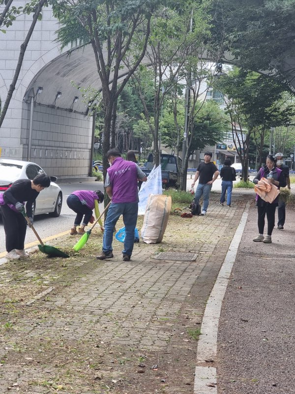 안산시 신길동 환경정비… 잡초 제거 및 초화류 식재