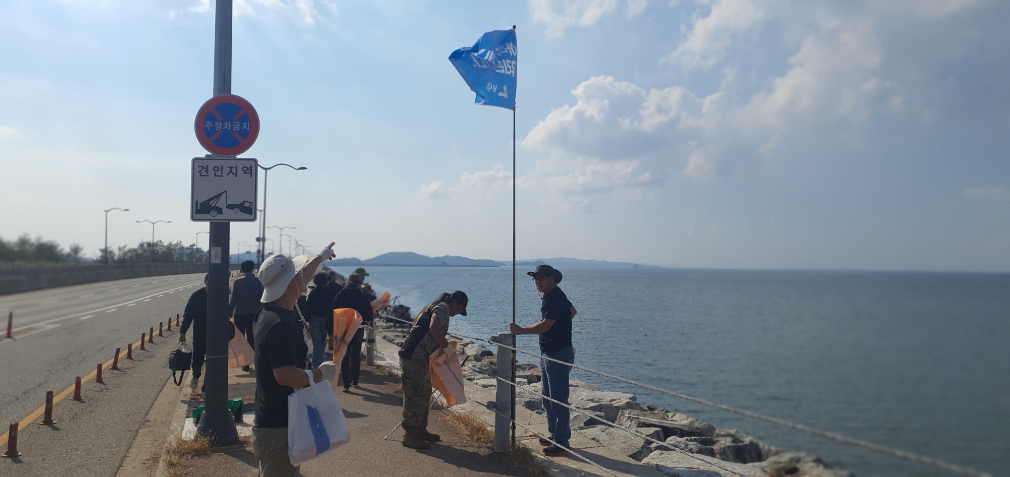 가을철 낚시 관광객 급증...안산시, 시민단체와 함께 시화방조제 연안정화 활동 펼쳐시민단체 등 50여 명과 함께 환경정비