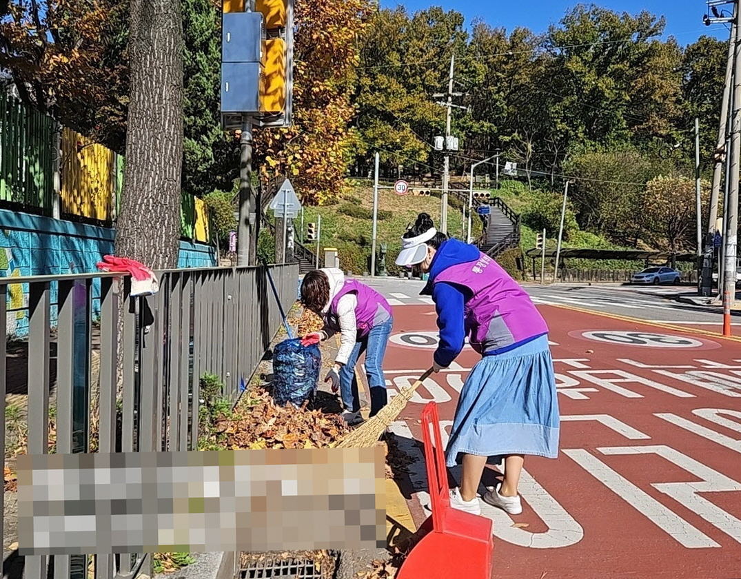 안산시 이동 통장협의회, 관내 낙엽 중점 정비 실시