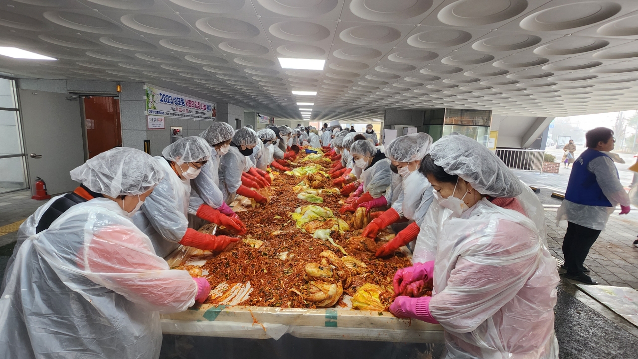 안산시 성포동, 소외계층 위한 사랑의 김장나눔 봉사 펼쳐