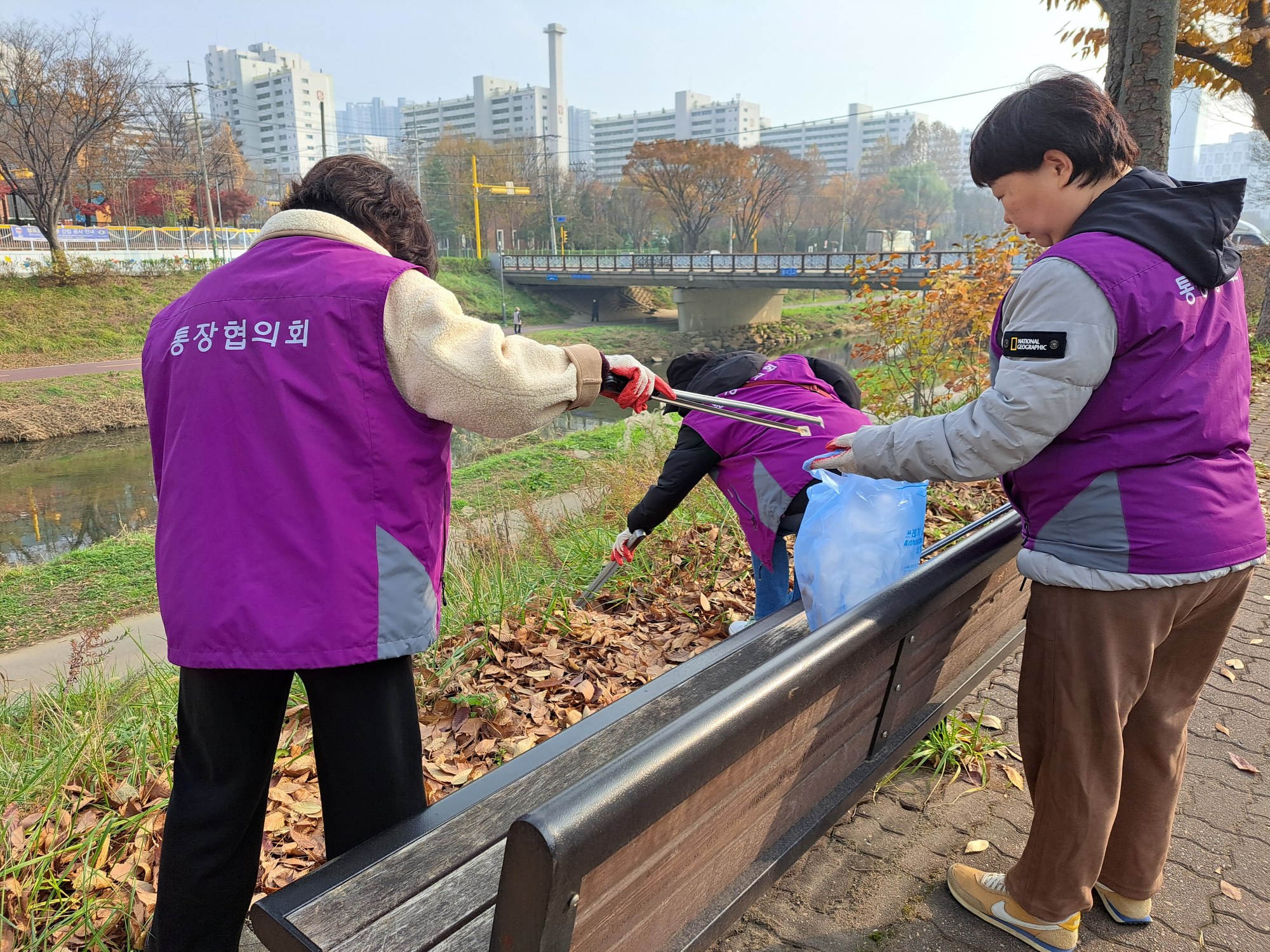 안산시 중앙동 통장협의회, 안산천 환경정화 활동 실시