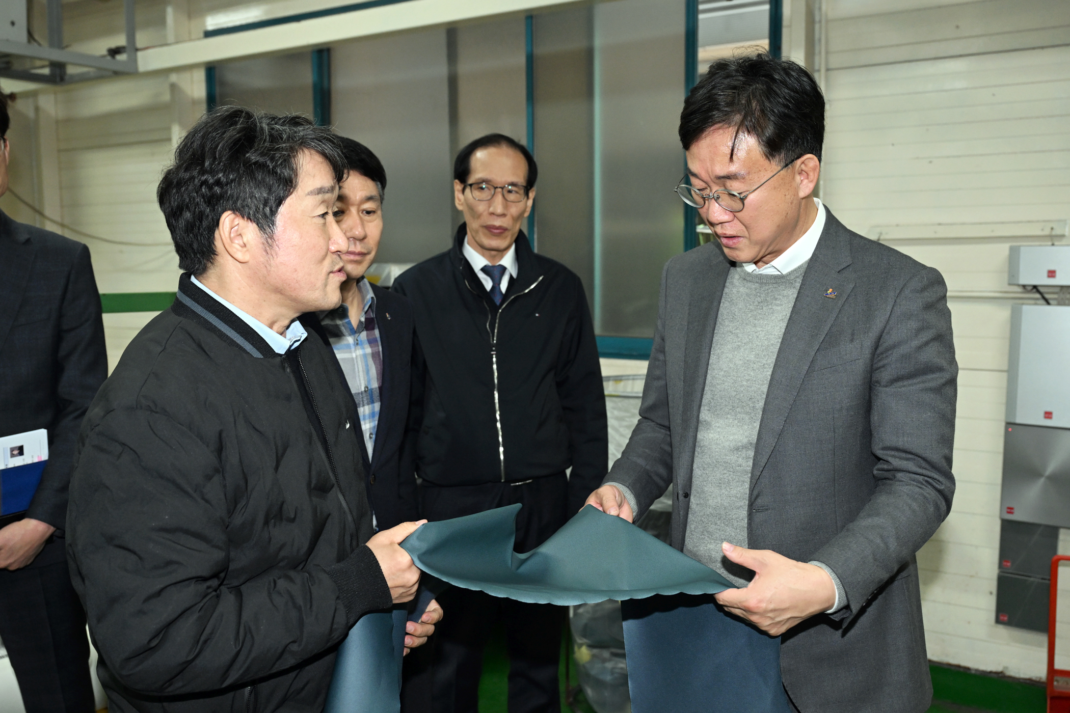 이민근 안산시장, 합성피혁 전문기업 디케이앤디 방문...애로사항 청취