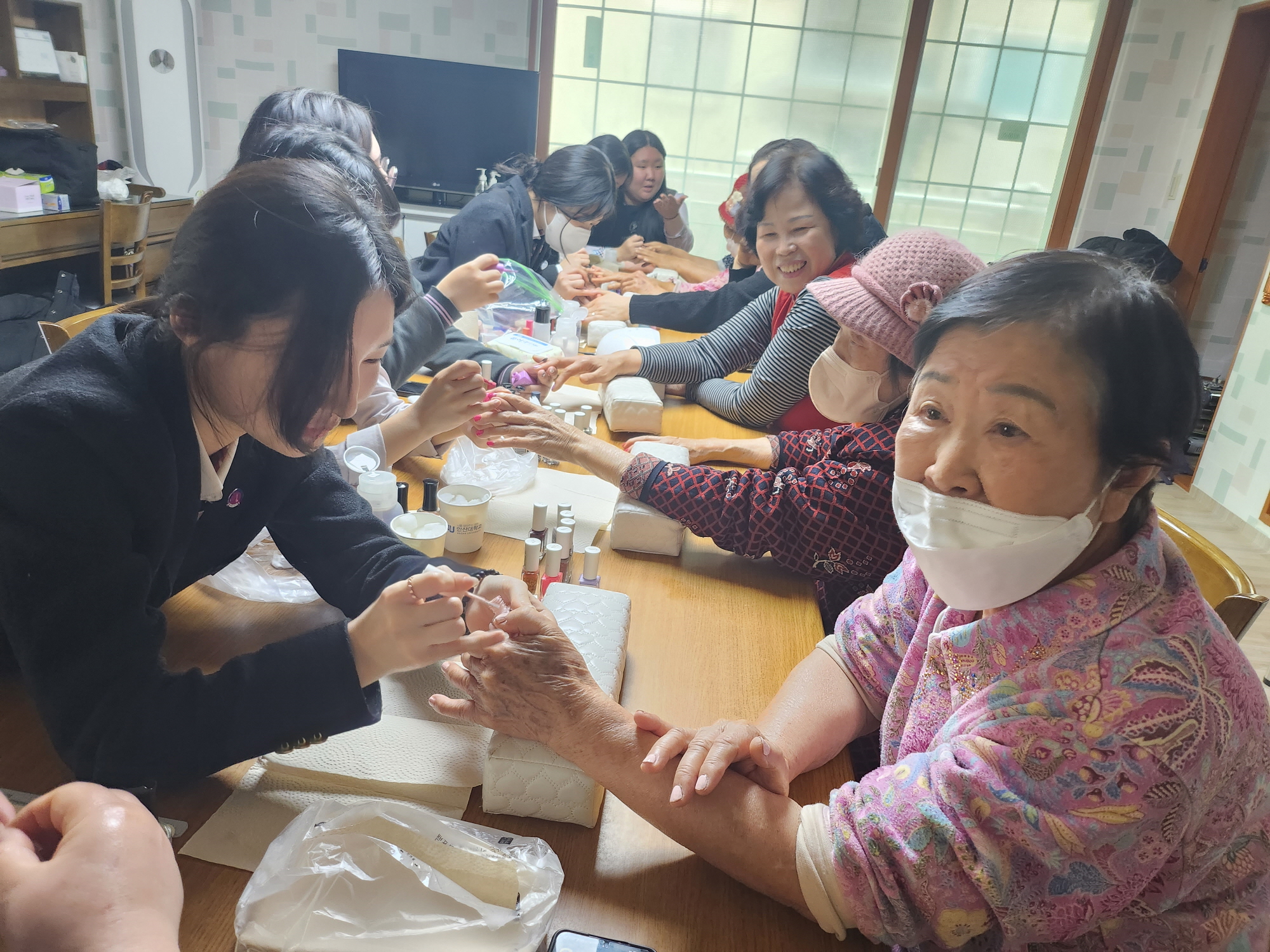 안산국제비즈니스고등학교, 안산동 장상경로당에 미용봉사 재능기부