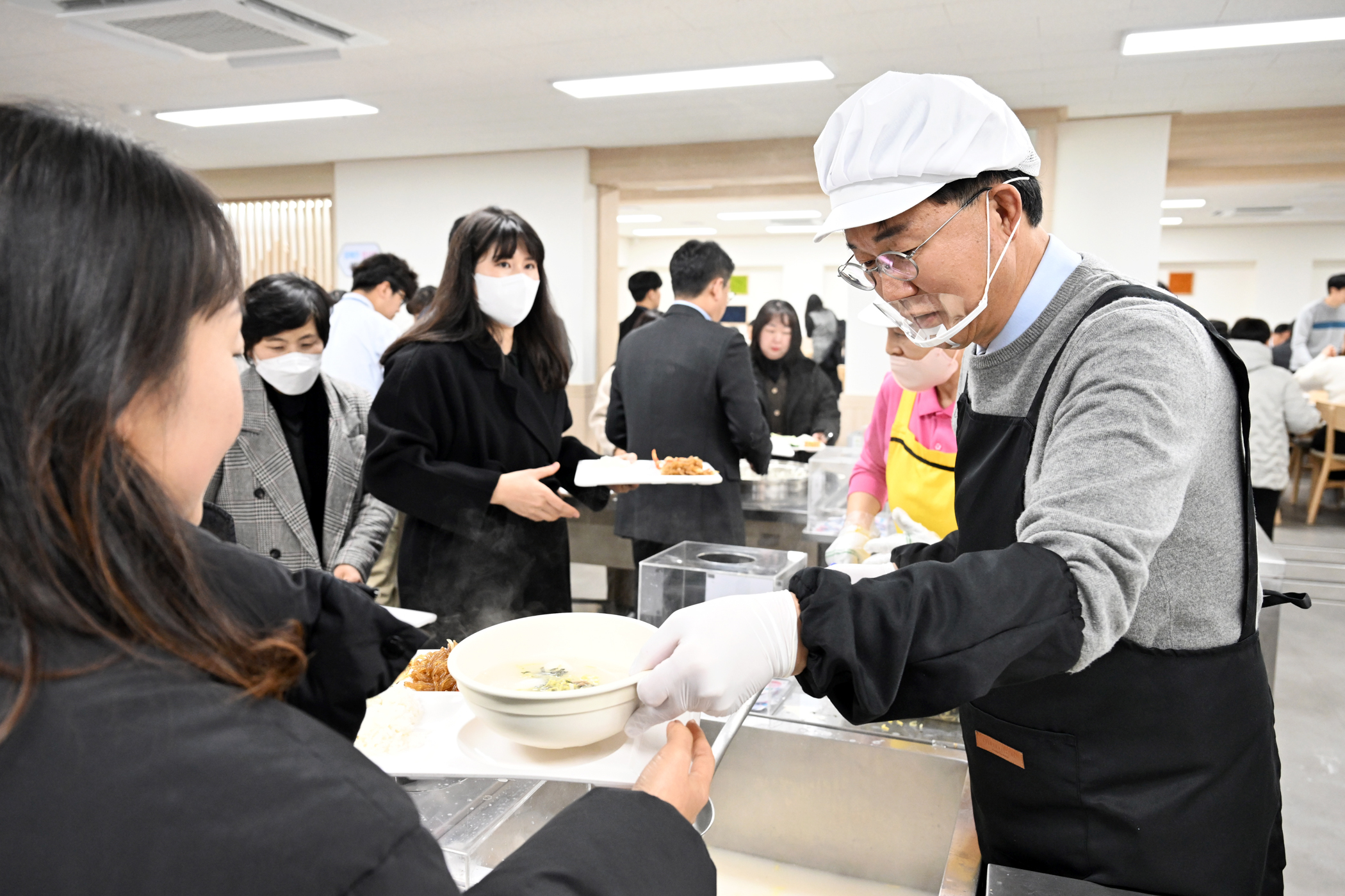 안산시 특별한 시무식… 직원과 떡국 나누고 희망찬 새해 다짐