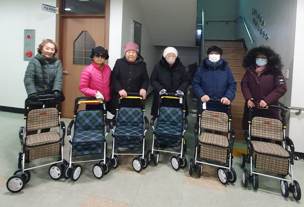 안산시, 한두건설(주)로부터 보행보조기, 휠체어 기탁 받아