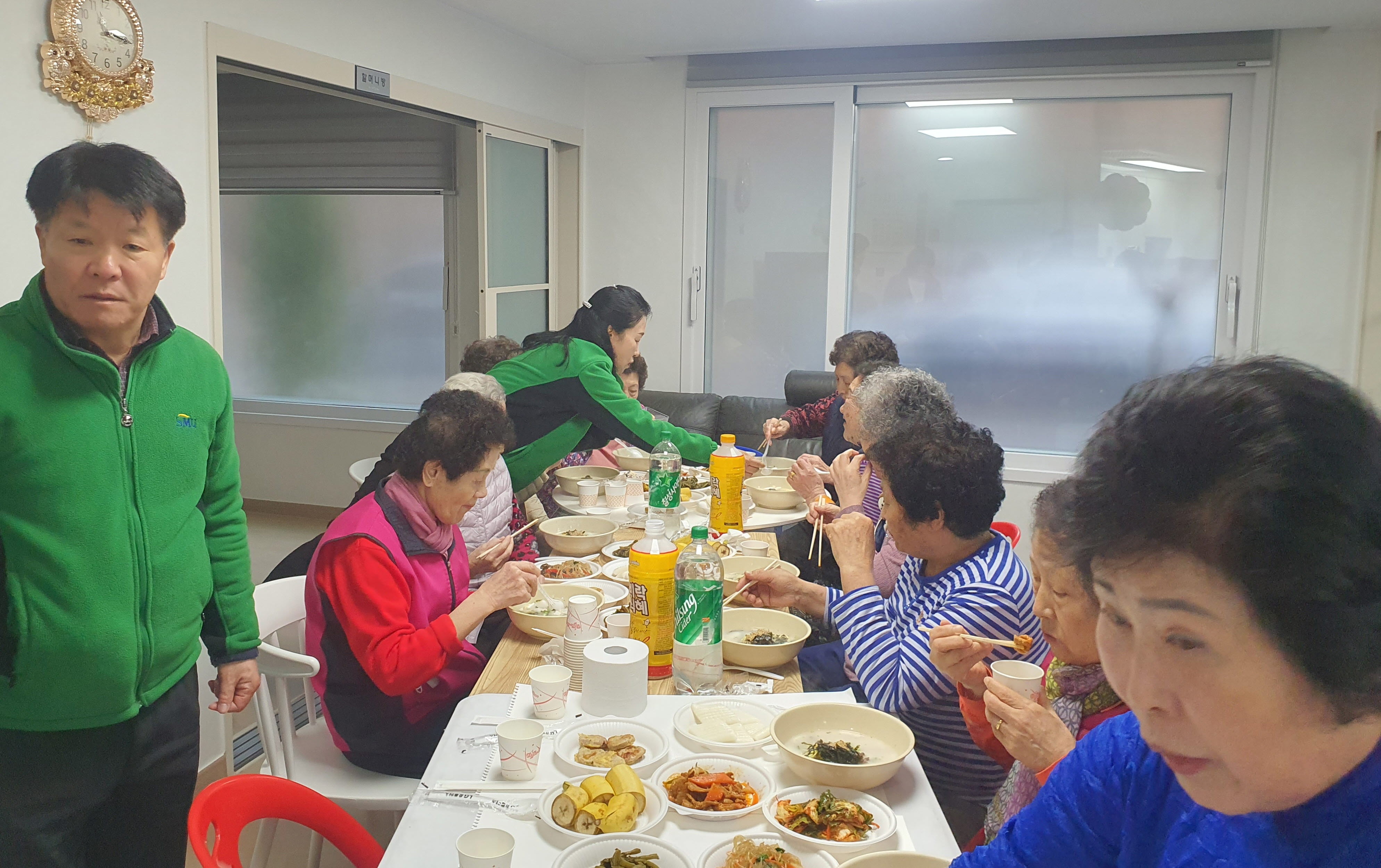 안산시 와동 새마을협의회·부녀회, 경로당 어르신 음식 대접