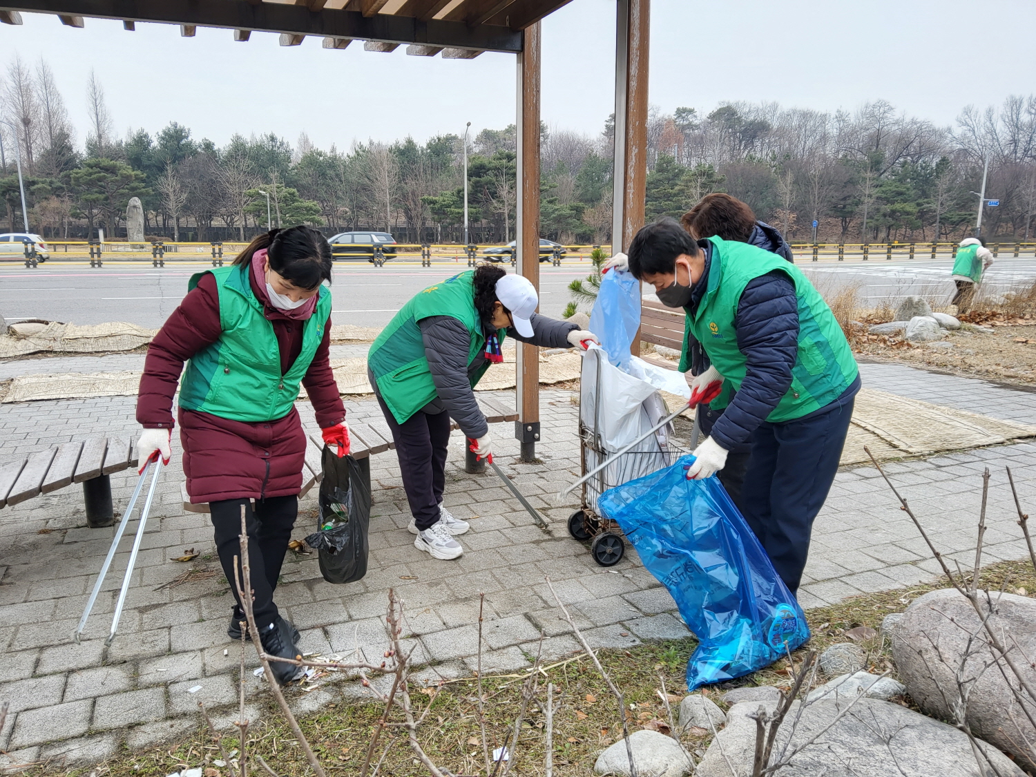 안산시 성포동 새마을회, 봄맞이 환경정화활동 전개