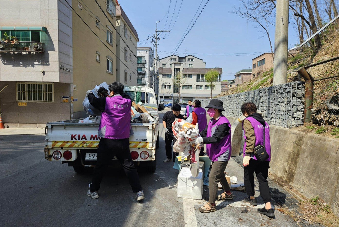 안산시 일동 통장협의회, 이른 봄 마을 청소에 구슬땀