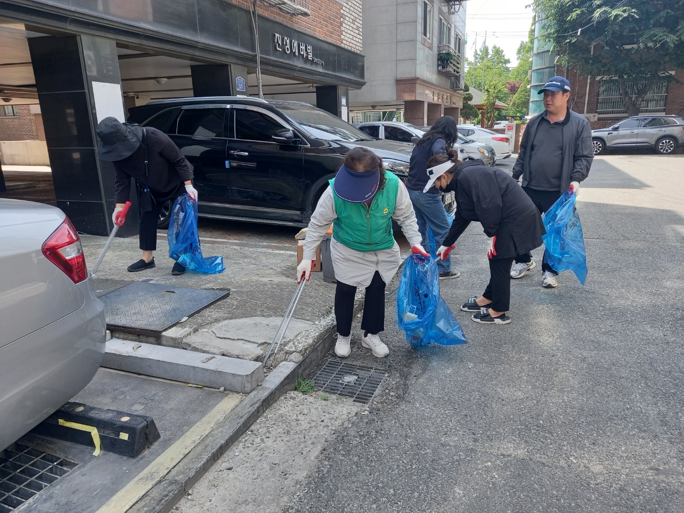 안산시 부곡동 새마을회, 쓰담운동 및 배수로 방역작업 추진