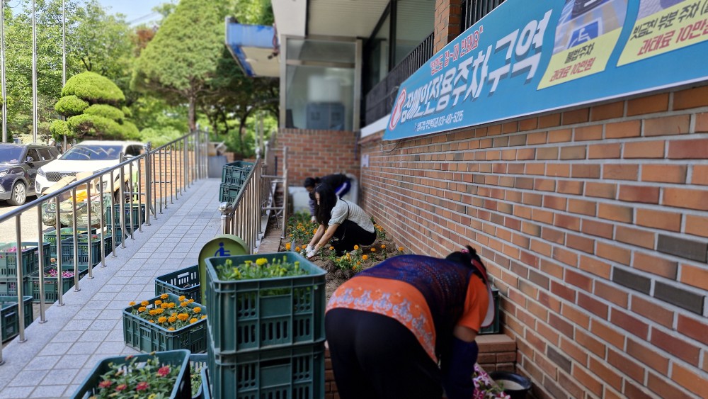 안산시 부곡동, 청사 내 여름꽃 향기 가득