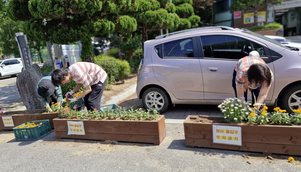 안산시 부곡동, 청사 내 여름꽃 향기 가득