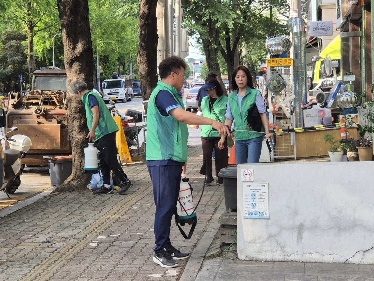 안산시 부곡동 새마을남녀협의회, 배수로 방역 실시