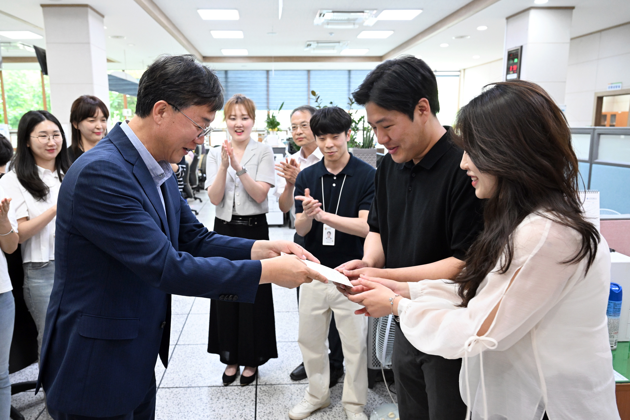 “아이와 함께 행복한 안산”이민근 시장, 출생등록 민원인에 축하 카드 전달