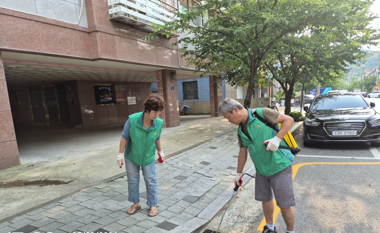 안산시 부곡동 새마을지도자협의회, 폭염에도 감염병 대비 집중 방역