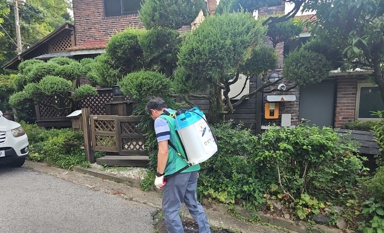 안산시 부곡동 새마을지도자협의회, 폭염에도 감염병 대비 집중 방역