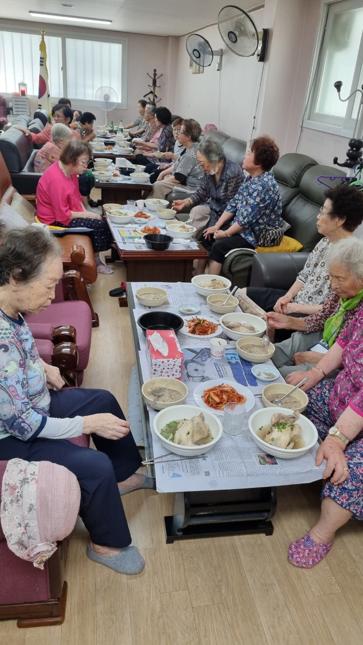 안산시 본오2동 새마을부녀회, 경로당 어르신 90여 명에 삼계탕 대접